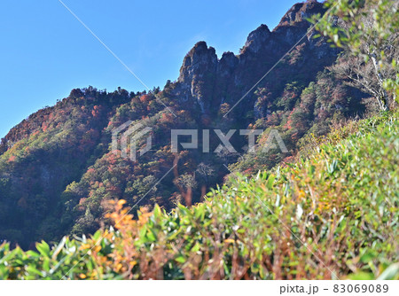西日本最高峰の四国の霊山「石鎚山」の秋 83069089