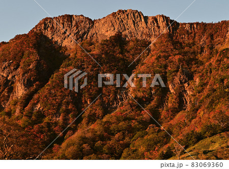 西日本最高峰の四国の霊山「石鎚山」、秋の朝焼け 83069360