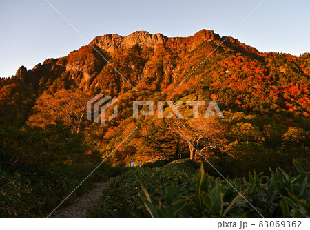 西日本最高峰の四国の霊山「石鎚山」秋の朝焼け 西日本最高峰の四国の霊山「石鎚山」秋の朝焼け 83069362