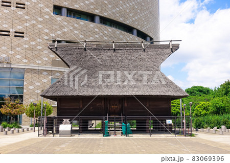 大阪歴史博物館入口の法円坂遺跡（大阪市中央区） 83069396