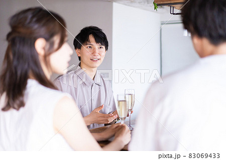 バーでお酒を飲む若者 83069433