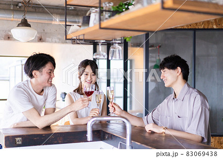 バーでお酒を飲む若者 83069438