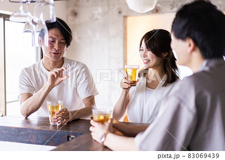 バーでお酒を飲む若者 83069439