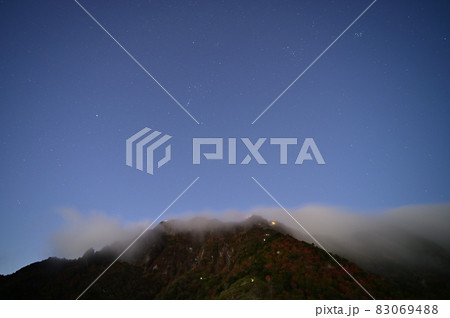 西日本最高峰の四国の霊山「石鎚山」、秋の星空 83069488