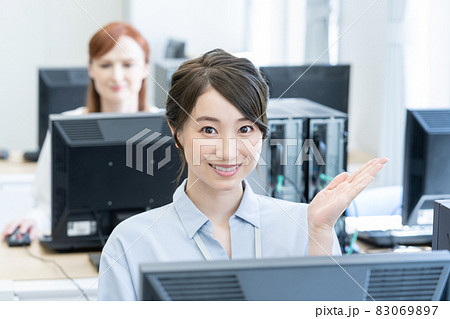 パソコンの前でポーズを取る若い女性のアップ　撮影協力：中央工学校付属日本語学校 83069897