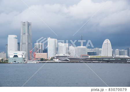 曇り空の横浜みなとみらい 83070079