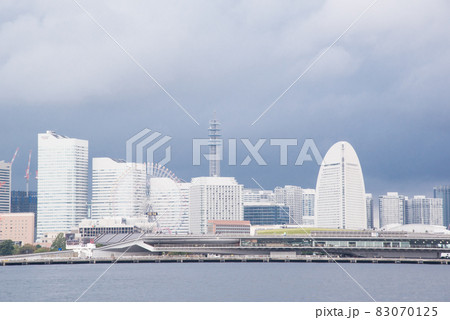 曇り空の横浜みなとみらい 83070125