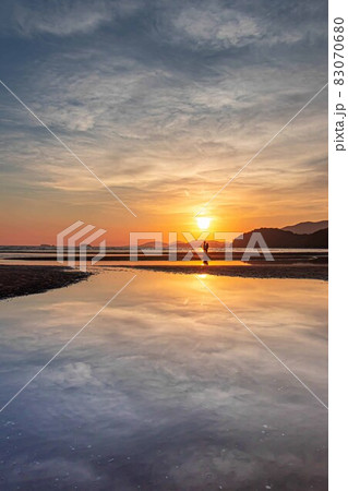 新舞子海岸の夕日とリフレクション 新舞子海岸の夕日とリフレクション 83070680