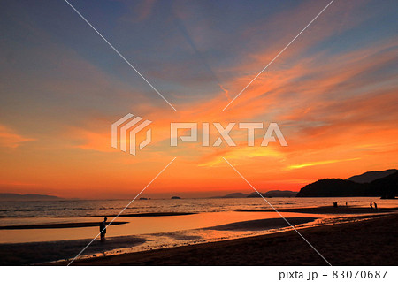 新舞子海岸の夕日とリフレクション 新舞子海岸の夕日とリフレクション 83070687