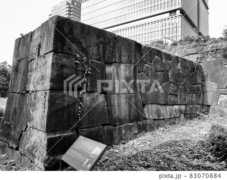 東京・江戸城の赤坂門跡 83070884