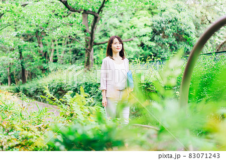 書類を持って歩く若いビジネスウーマン 書類を持って歩く若いビジネスウーマン 83071243