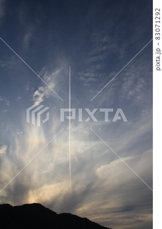 夕焼け空に1本の飛行機雲 83071292