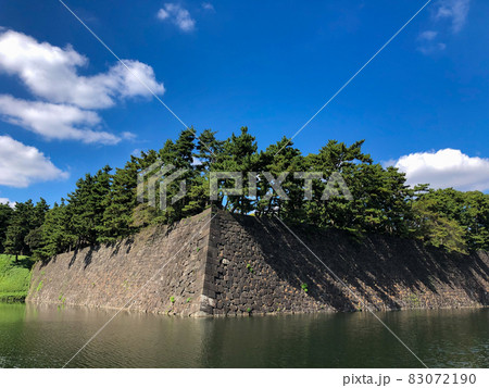 東京・江戸城（皇居）桜田門前の内堀 83072190