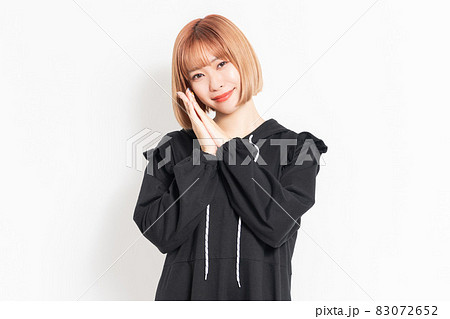 お願いのジェスチャーをするカジュアルな服装の若い女性 お願いのジェスチャーをするカジュアルな服装の若い女性 83072652