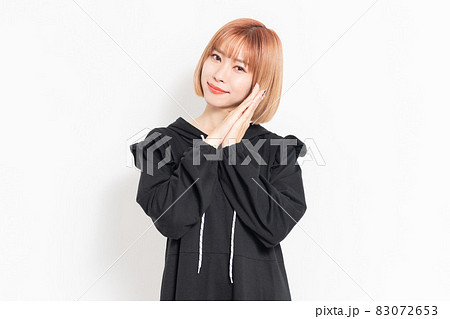 お願いのジェスチャーをするカジュアルな服装の若い女性 お願いのジェスチャーをするカジュアルな服装の若い女性 83072653