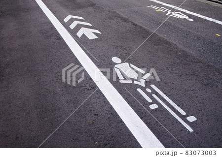 東京の道路に描かれた自転車のマーク 東京の道路に描かれた自転車のマーク 83073003