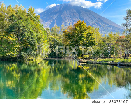 秋の羊蹄山と風景 83073167