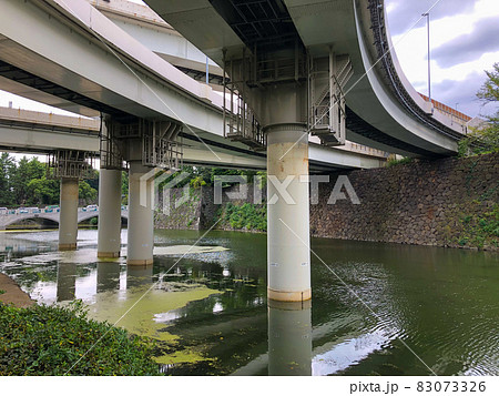 東京・江戸城(皇居)清水濠にかかる首都高速 東京・江戸城(皇居)清水濠にかかる首都高速 83073326