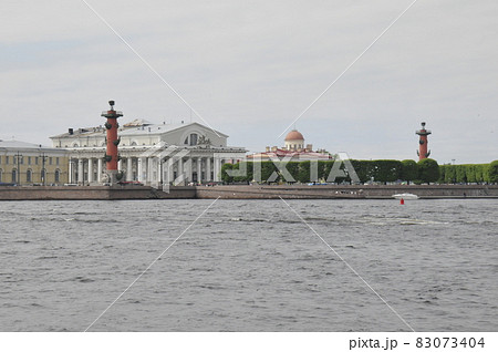 ロシア、サンクトペテルブルク、ロストラの灯台柱、中央海軍博物館（旧証券取引所）、ネヴァ川 83073404