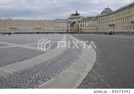 ロシア、サンクトペテルブルク、旧参謀本部（エルミタージュ美術館新館） 83073442