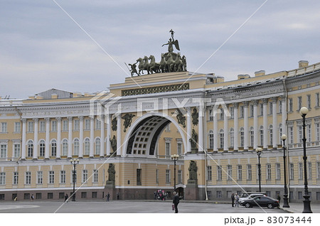 ロシア、サンクトペテルブルク、旧参謀本部（エルミタージュ美術館新館） 83073444