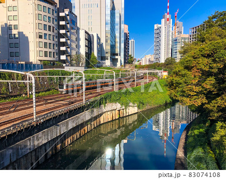 東京・お茶の水の神田川と並行するJR中央線 83074108