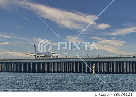 【浮島町公園からⅮ滑走路をタキシング中のJAL機　空合成】 83074121