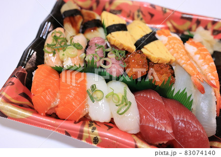 お持ち帰りのお寿司 83074140