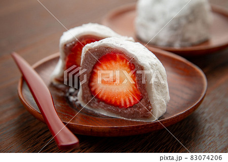 半分にカットした和菓子の苺大福 83074206