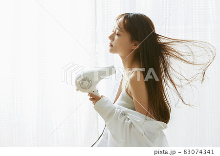 髪の毛を乾かす若い女性 83074341