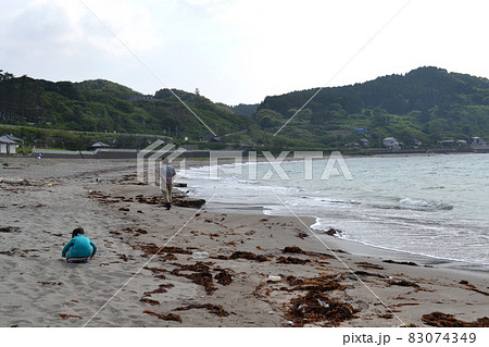 海辺を散歩する子供たち 83074349