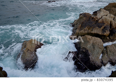 石川県輪島市鴨ヶ浦　海辺の風景 83074395