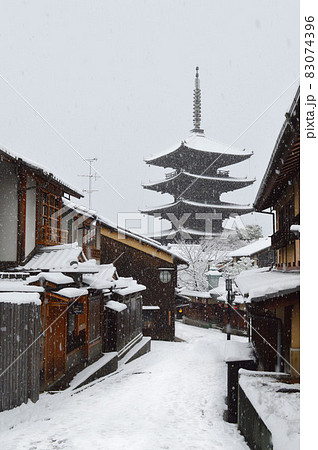 1月の早朝に雪舞う産寧坂を京都市東山区八坂の塔へ下る 83074396
