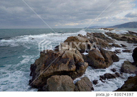 石川県輪島市鴨ヶ浦　海辺の風景 83074397