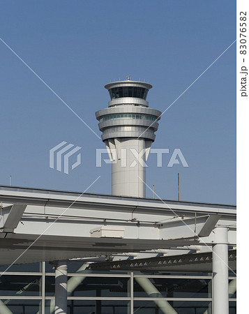 羽田空港の管制塔 / air traffic control tower at Haneda 83076582