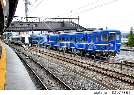 国鉄時代を彷彿とさせる駅風景…下今市駅に停留するDE10ディーゼル機関車と14系客車 83077362