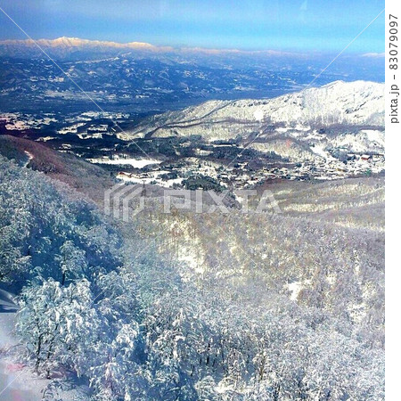 雪山から臨む街の風景 雪山から臨む街の風景 83079097