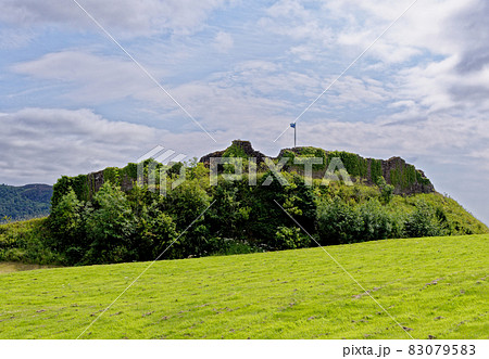 Urquhart Castle on the shore of Loch Ness 83079583