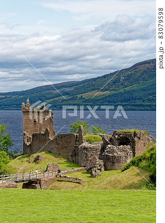 Urquhart Castle on the shore of Loch Ness 83079598
