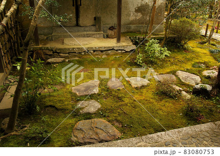 冬の蓮華寺庭園 83080753