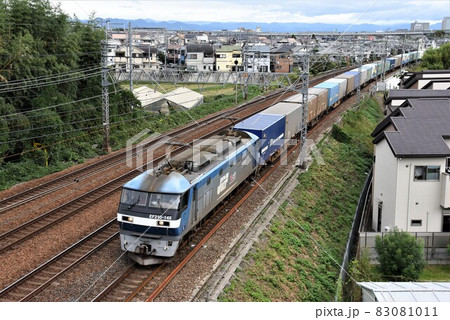 複々線東海道本線を行く長大貨物列車 83081011