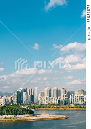 Modern buildings and Nodeulseom island Han river park in Seoul, Korea Modern buildings and Nodeulseom island Han river park in Seoul, Korea 83081873