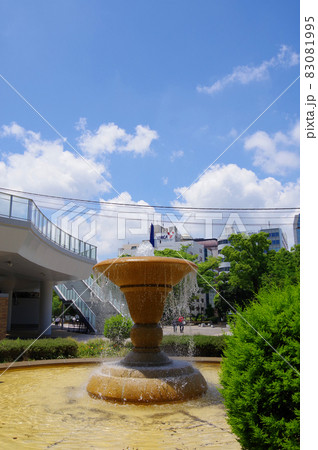 晴天の横浜公園の噴水と癒しの風景 晴天の横浜公園の噴水と癒しの風景 83081995