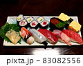 寿司屋の握りずし盛り合わせ 83082556