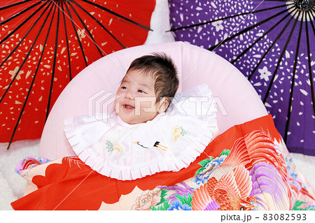 生後2か月の赤ちゃん、ニューボーンフォト 83082593