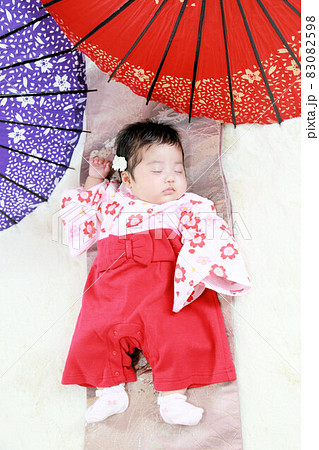 生後2か月の赤ちゃん、ニューボーンフォト 83082598