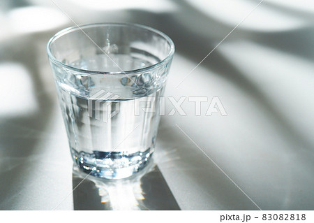 グラスに入った水 グラスに入った水 83082818
