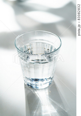 グラスに入った水 83082832