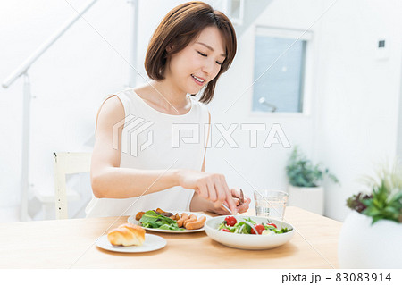 食事をする女性 食事をする女性 83083914