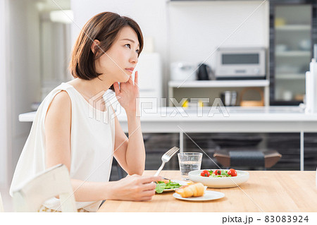 食欲不振の女性 83083924